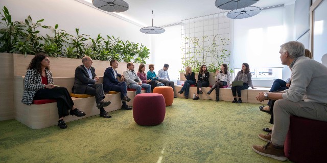PERSONE IN STAFF MEETING (3)